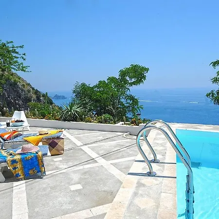Sleeps 8 With Pool And Air Con