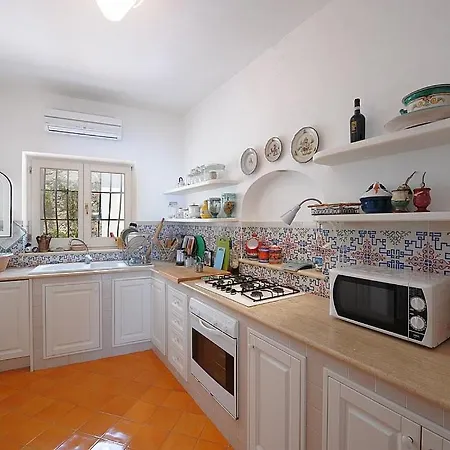 Sleeps 8 With Pool And Air Con