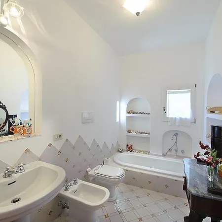 Sleeps 8 With Pool And Air Con